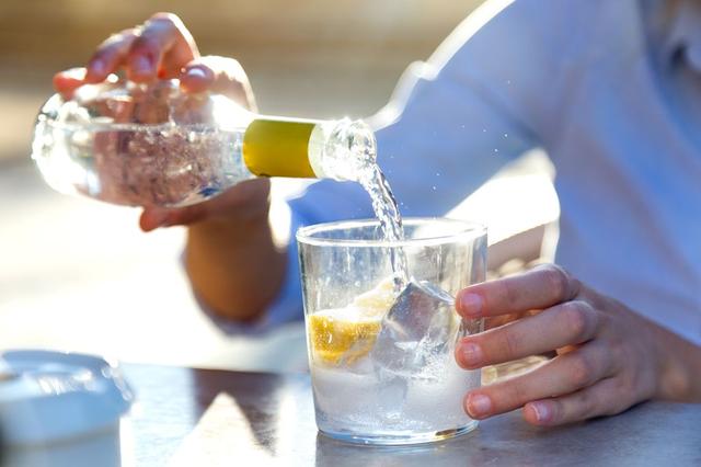 The risks of drinking too much sparkling water, according to a specialist